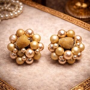 VINTAGE 1950s MADE IN JAPAN CLUSTER CLIP-ON EARRINGS – FAUX PEARL & GOLD BEAD